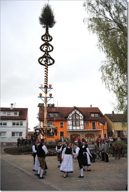 Maibaum Dorfh�lbe